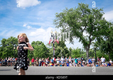 WASHINGTON DC - 25. Mai 2015: Memorial Day Zuschauer die jährliche Parade zu beobachten. Nicht identifizierte Kind in den Vordergrund trägt ein Kleid mit Sternen Stockfoto