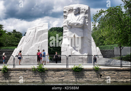 WASHINGTON DC - 28. Mai 2015: Martin Luther King Memorial an einem Sommertag mit Storm clouds Overhead. Von der Tidal Basin im West Potomac Park gesehen. Stockfoto