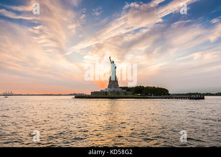 Freiheitsstatue bei Sonnenuntergang, New York City Stockfoto
