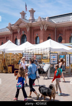 Washington DC - 24. Mai 2015: Die historischen östlichen Markt in der Capitol Hill, erst im Jahre 1805 eröffnet. Der Wochenmarkt und handwerkliche Stände Stockfoto
