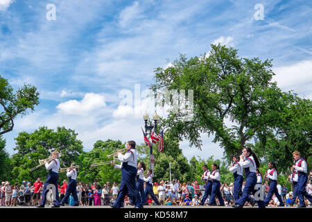 Washington DC - 25. Mai 2015: Memorial Day Parade. Der secaucus High School Marching Band aus New Jersey ist eine von vielen Schülerbands Teilnahme an t Stockfoto