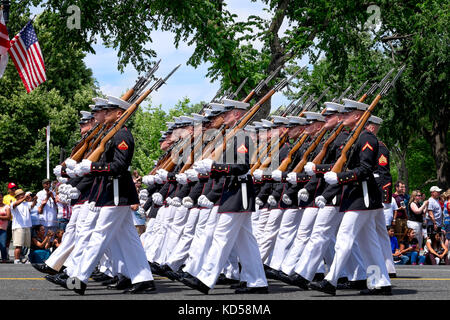 Washington DC - 25. Mai 2015: Memorial Day Parade. einem marschierenden Platoon der United States Marine Corps tragen Blau-weißes Kleid Uniformen. hautnah. Stockfoto