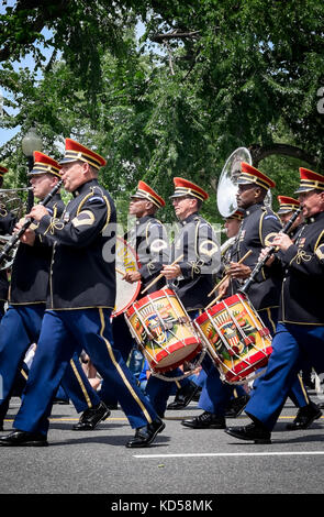 WASH DC - 25. Mai 2015: United States Army Band Marching in der Memorial Day Parade. Die Band ist auch als Pershing der eigenen bekannt und wurde 1922 gegründet. Stockfoto