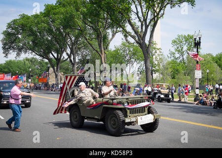 Washington DC - 25. Mai 2015: am Memorial Day Parade, ein Zuschauer, hetzte die Hände mit einem älteren Veteran der Hoch dekorierte wwii 99th zu schütteln Stockfoto