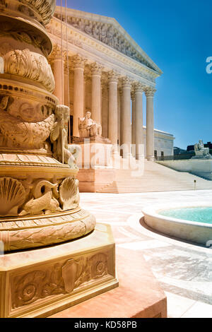 Washington Dc Supreme Court außen. Blick von einem reich verzierten Flagge Standfuß mit einem nautischen Thema eingerahmt. gefilterte Farbe. Vertikale Stockfoto