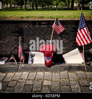 WASHINGTON DC - 25. Mai 2015: Vietnam Memorial unter der Erde gesehen, mit Fahnen, Nachrichten und einen Topf mit Rosen am Memorial Day. Platz Stockfoto