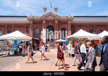 Washington DC - 24. Mai 2015: Die historischen östlichen Markt in der Capitol Hill Nachbarschaft, die erstmals in 1805 geöffnet. Ein Bauernmarkt und handwerkliche Stände ein Stockfoto