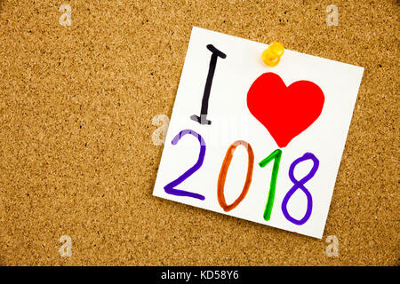 Eine gelbe Haftnotiz schreiben, caption, Beschriftung phrase Ich liebe 2018 in Schwarz ext auf eine Haftnotiz zu einem Kork Pinnwand angeheftet Stockfoto