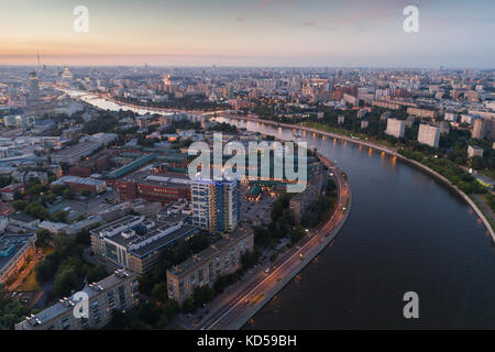 Die große Stadt und den Fluss bei Sonnenuntergang im Sommer. danilovsky Bezirk, im südlichen Landkreis, Moskau, Russland. Luftaufnahme mit einer Drohne fr Stockfoto