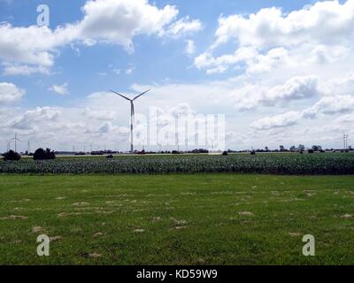 Windenergieanlagen in landwirtschaftlichen Feldern in Indiana entfernt Stockfoto