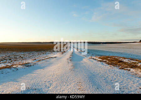 Die Furchen auf einer verschneiten Straße Stockfoto