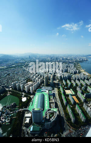 Nachbarschaften am Südufer des Flusses Han in Seoul, Südkorea. Stockfoto