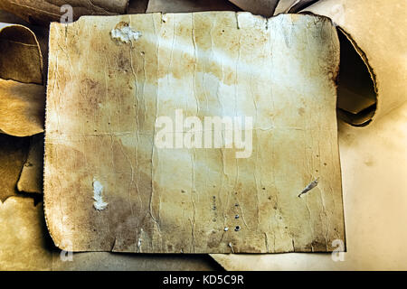 Alten grunge Papier Hintergrund auf abgerissene mittelalterliche Schriftrollen Dokument Stockfoto