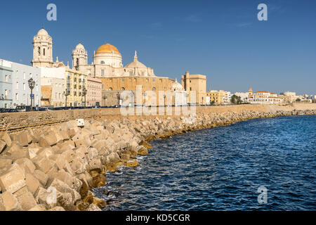 Die Waterfront in der spanischen Stadt Cadiz Stockfoto