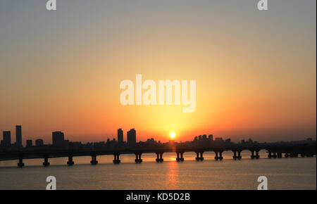 Sonnenuntergang über den Fluss Han und die jamsil Brücke in Seoul, Korea. Stockfoto