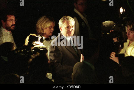 Der irische Premierminister Taoiseach Bertie Ahern kommt während der Parlamentswahlen 1997 beim RDS (Royal Dublin Show) Count Center an. Patrick Bartholomew Ahern (geboren am 12. September 1951) ist ein ehemaliger irischer Politiker der Fianna Fáil, der von 1997 bis 2008 als Taoiseach diente, von 1994 bis 2008 als Anführerin von Fianna Fáil, von 1994 bis 1997 als Anführerin der Opposition, Kultur und die Gaeltacht von November 1994 bis Dezember 1994, Minister für Industrie und Handel im Januar 1993, Minister für Finanzen von 1991 bis 1994, Minister für Arbeit von 1987 bis 1991, Regierungschef Whip an Stockfoto