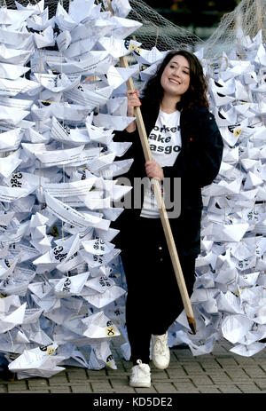 Die Sekretärin des GMB Schottland Rhea Wolfson posiert mit 2,000 Papierbooten, die aus Kopien des SNP-Manifests hergestellt wurden, während die Gewerkschaft einen öffentlichen Appell im Namen von 2,000 Gleichzahlern einleitet und den Stadtrat von Glasgow auffordert, Verhandlungen in Gang zu bringen So bald wie möglich, Bei der Konferenz der Scottish National Party im SEC Center in Glasgow. Stockfoto