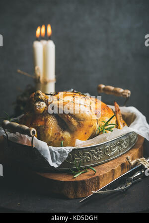 Weihnachtsfeiertag Tabelle mit gerösteten ganzes Huhn und Kerzen set Stockfoto