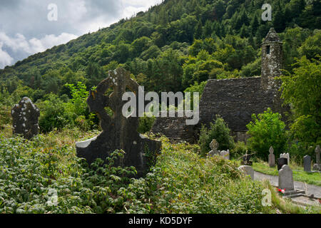 Steinerne Ruinen der alten monastischen Siedlung im 6. Jahrhundert in glendalough, County Wicklow, Irland Stockfoto