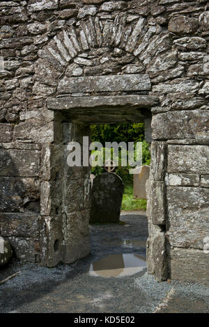 Steinerne Ruinen der alten monastischen Siedlung im 6. Jahrhundert in glendalough, County Wicklow, Irland Stockfoto