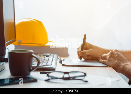 Architekt Bauingenieur arbeiten mit Skizze Pen Tablet PC im Büro damit ein Bauprojekt in CAD-Software, selektiven Fokus Stockfoto