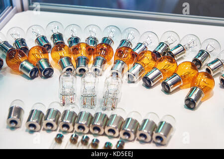 Lampen für Autoscheinwerfer in Store Stockfoto