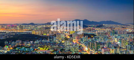 Seoul. Panoramablick auf das Stadtbild Bild von Seoul downtown im Sommer Sonnenuntergang. Stockfoto