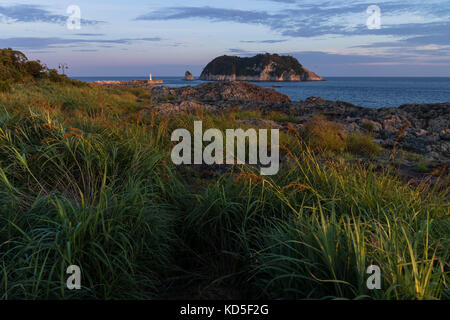 Sonnenuntergang in Seogwipo mit Blick auf den Leuchtturm und Mond Insel, Jeju Island, South Korea Stockfoto