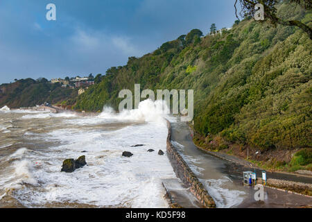 Straßensperrung entlang Meadfoot Beach, Torquay, Devon, als riesige Wellen im Meer Wand während eines Sturms verzurren. Wetter Bombe Stockfoto