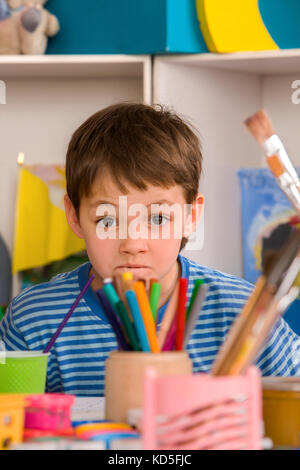 Kind Studie Hausaufgaben Tipps. Schwierigkeiten mit den Hausaufgaben für Schüler Kinder. Stockfoto