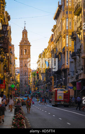 Valencia Straße Spanien, Blick entlang der Calle de la Paz in Richtung des barocken Turms der Santa Catalina Kirche im historischen Zentrum von Valencia Spanien. Stockfoto