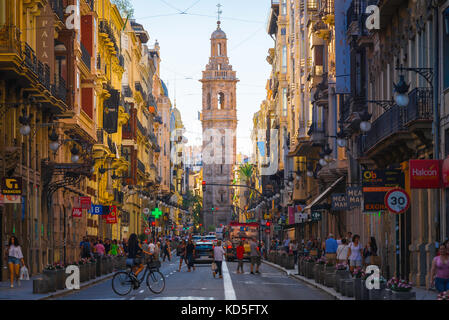 Valencia Spanien Stadt, Blick entlang der Calle de la Paz in Richtung des barocken Turms der Santa Catalina Kirche im historischen Zentrum von Valencia, Spanien. Stockfoto