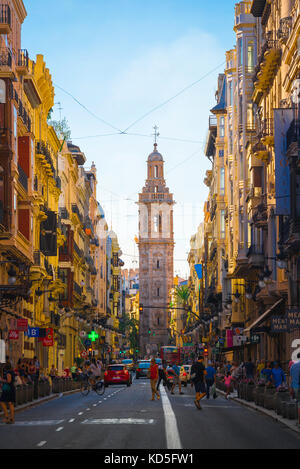 Altstadt von Valencia, Blick entlang der Calle de la Paz in Richtung des barocken Turms der Santa Catalina Kirche im historischen Zentrum von Valencia, Spanien. Stockfoto