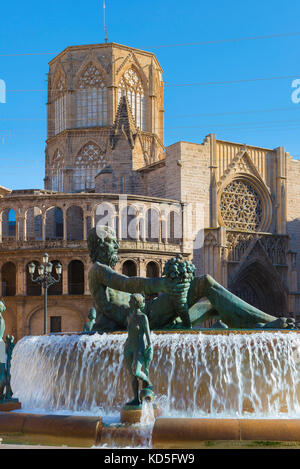 Plaza de la Virgen Valencia, Ansicht des Turia Brunnen mit dem Santa Catalina Kathedrale Laterne Turm im Hintergrund, Valencia, Spanien. Stockfoto