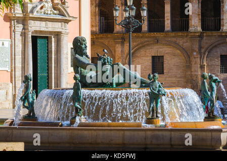 Valencia Plaza, Statue von Neptun am Turia Brunnen in der Plaza de la Virgen im Zentrum von Valencia, Spanien. Stockfoto