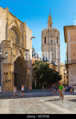 Valencia Kathedrale Spanien, Blick auf die Westtür der Santa Catalina Kathedrale und Miguelete Turm in der Plaza de la Virgen, Valencia, Spanien. Stockfoto