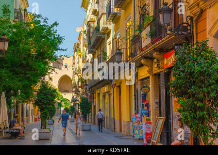 Valencia City, Rückansicht eines Paares, das zum Torres Serranos Stadttor in der historischen Altstadt von Valencia, Spanien, geht. Stockfoto