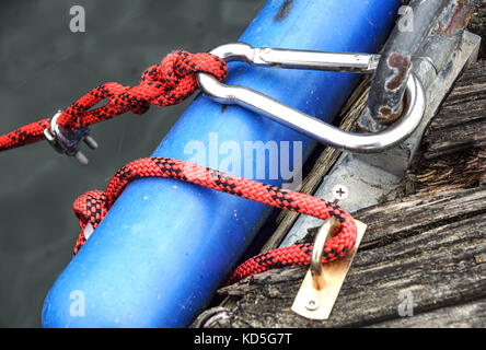 Metall Befestigung von zwei Kabeln aus Stahl. Stockfoto