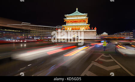 Xian Bell Tower bei Nacht, Langzeitbelichtung Bild mit dem Auto Scheinwerfer, China. Stockfoto