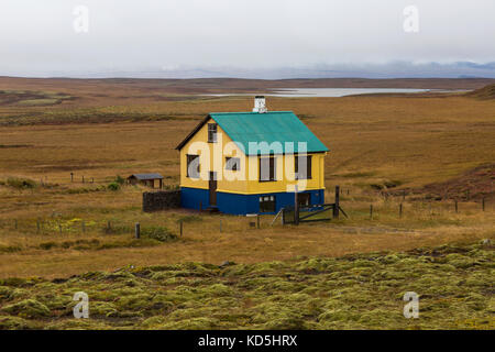 Buntes Haus am Moor in Island Stockfoto