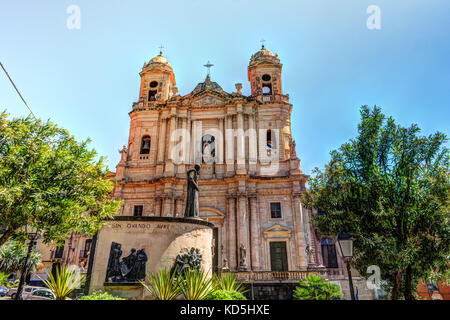 Statue von Kardinal Giuseppe dusmet vor der St. Franziskus Kirche in Catania, Sizilien Stockfoto