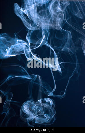 Die abstrakte Rauchkunst auf schwarzem Hintergrund Stockfoto