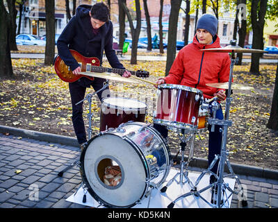 Festival Musik Band. Freunde spielen auf schlaginstrumente City Park. Stockfoto