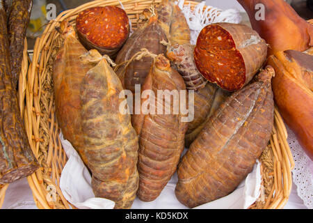 Kulen ist berühmt authentische würzige Wurst typisch slawonischen getrocknetes Fleisch der Kroatien Stockfoto