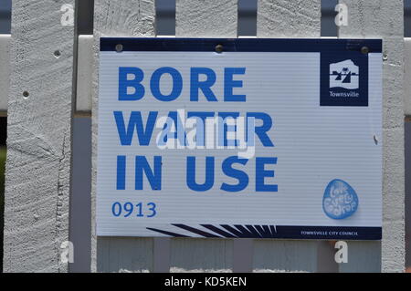Schild „Bore Water in use“, Wohnanlage, Townsville, Queensland, Australien, Oktober 2017 Stockfoto