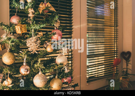 Neues Jahr Baum mit verschiedenen Ornamenten verziert, Nacht Licht und Glanz ins neue Jahr Atmosphäre Stockfoto