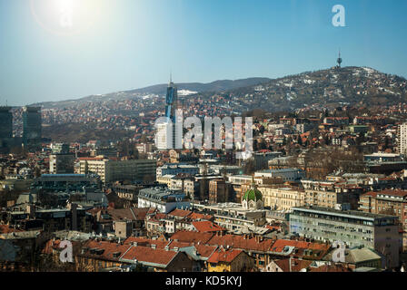 Panoramablick auf die Stadt Sarajevo, Bosnien, mit der Umwelt Stockfoto