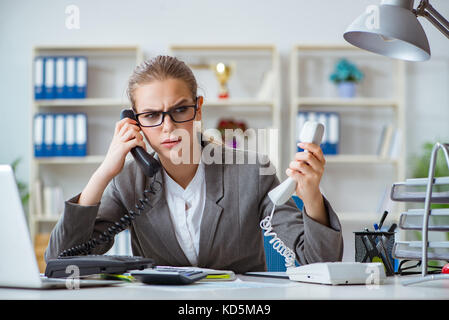 Junge Geschäftsfrau Buchhalter die Arbeit im Büro Stockfoto