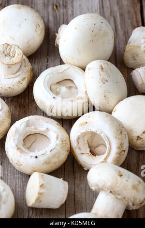 Gefüllte Champignons mit Käse und Knoblauch Stockfoto