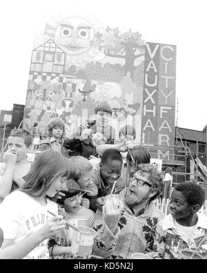 Foto Muss Gutgeschrieben werden ©Alpha Press 050000 08/08/1979 Rolf Harris startet die Kampagne Princes Foods "Spread a Little Happiness" im Namen des Internationalen Kinderjahres auf der Vauxhall City Farm in Lambeth, London, als er einem riesigen Wandbild den letzten Schliff gab. Hier ist er mit einigen Kindern aus Lambeth Art Workshops und der Nachbarschaft zu sehen. Stockfoto